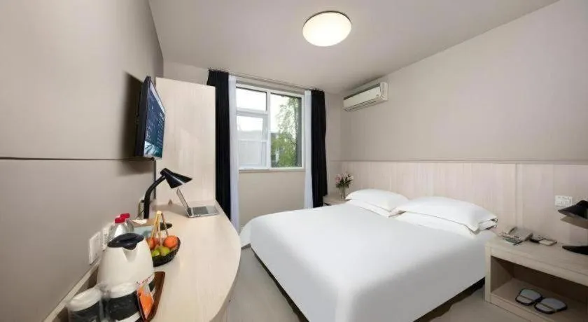 Bed in JinJiang Inn Chendu Taikoo Li Dongfeng Bridge