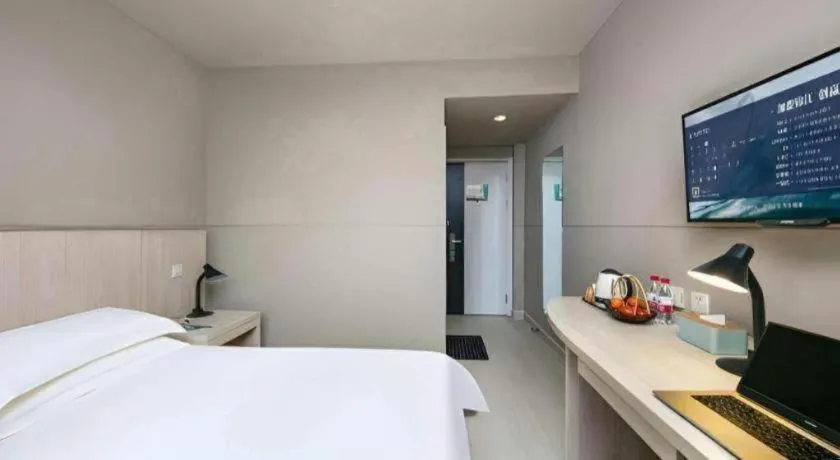 Bed in JinJiang Inn Chendu Taikoo Li Dongfeng Bridge