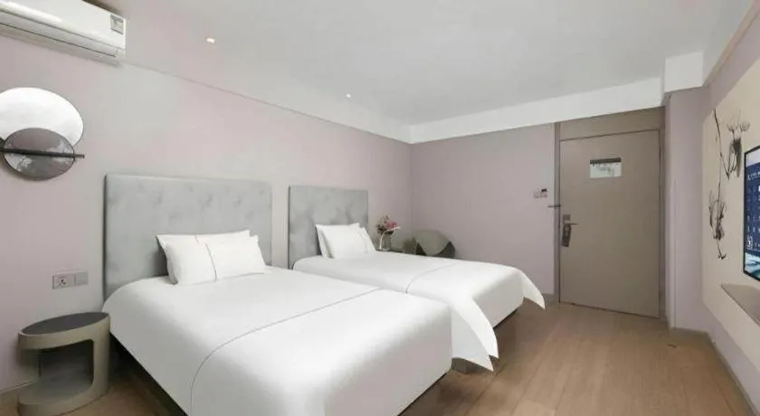 Bed in JinJiang Inn Chendu Taikoo Li Dongfeng Bridge