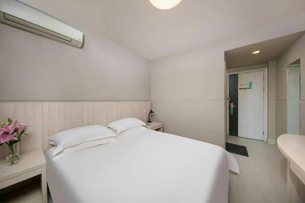 Bed in JinJiang Inn Chendu Taikoo Li Dongfeng Bridge