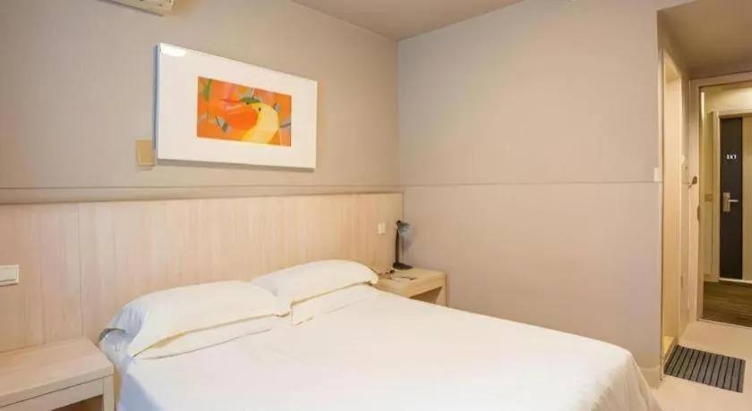 Bed in JinJiang Inn Chendu Taikoo Li Dongfeng Bridge