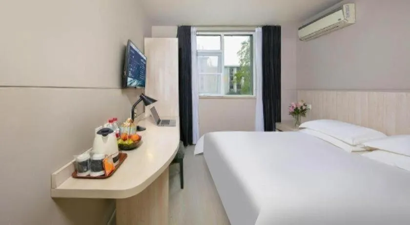 Bed in JinJiang Inn Chendu Taikoo Li Dongfeng Bridge