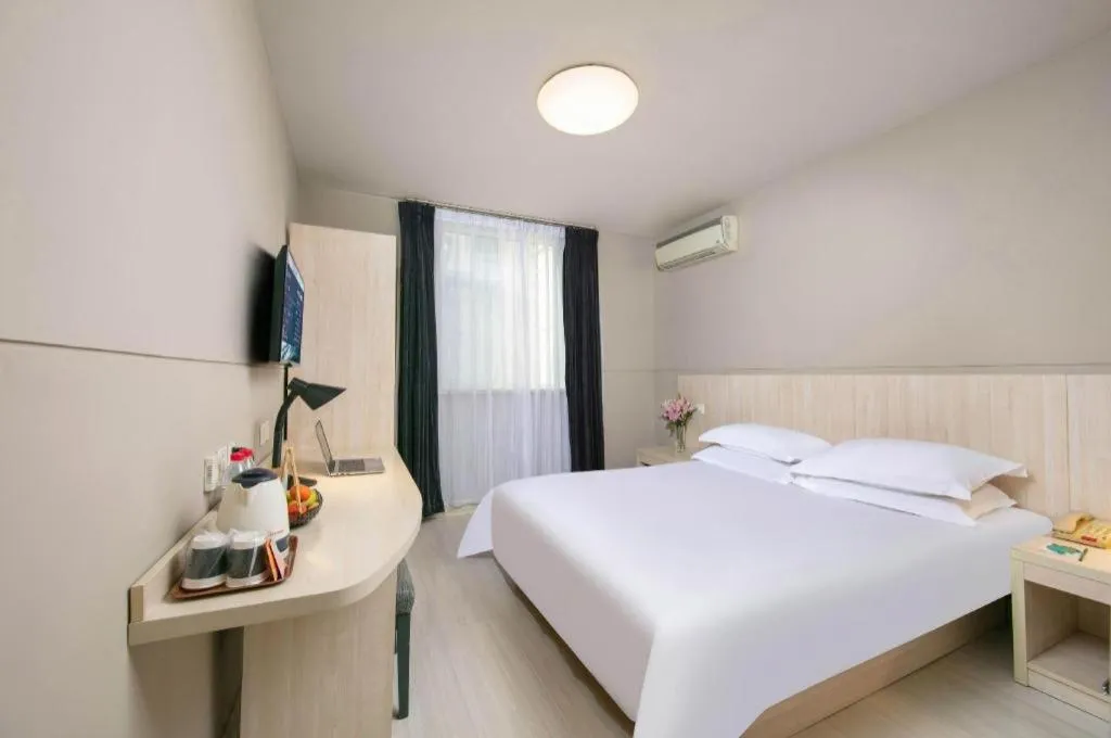 Bed in JinJiang Inn Chendu Taikoo Li Dongfeng Bridge