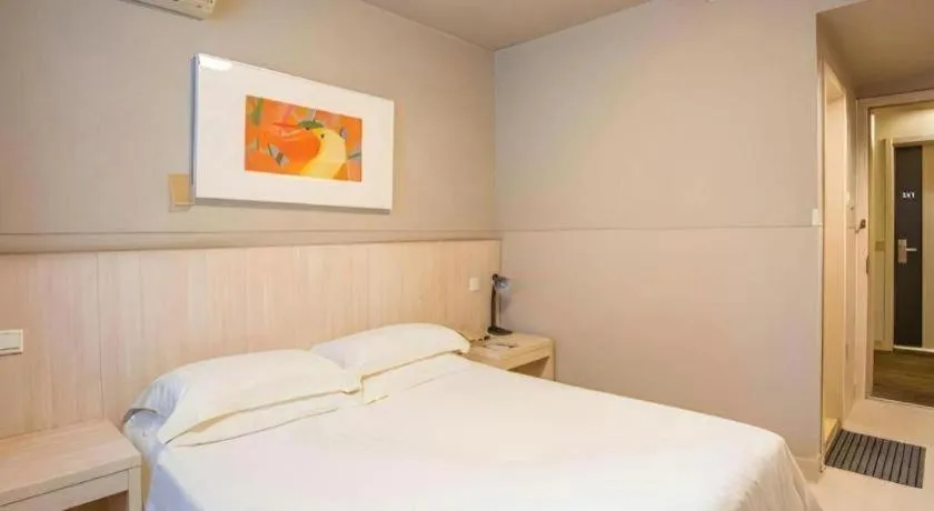 Bed in JinJiang Inn Chendu Taikoo Li Dongfeng Bridge