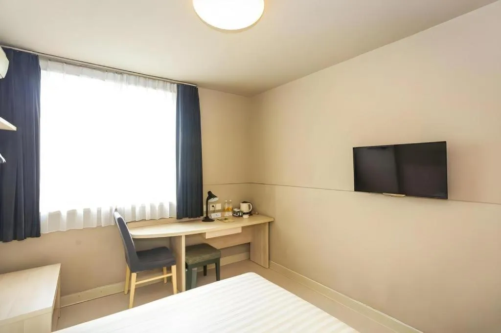 Bed in JinJiang Inn Chendu Taikoo Li Dongfeng Bridge