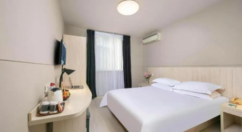 Bed in JinJiang Inn Chendu Taikoo Li Dongfeng Bridge