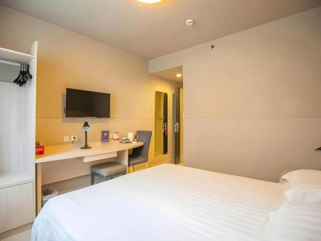 Bed in JinJiang Inn Chendu Taikoo Li Dongfeng Bridge