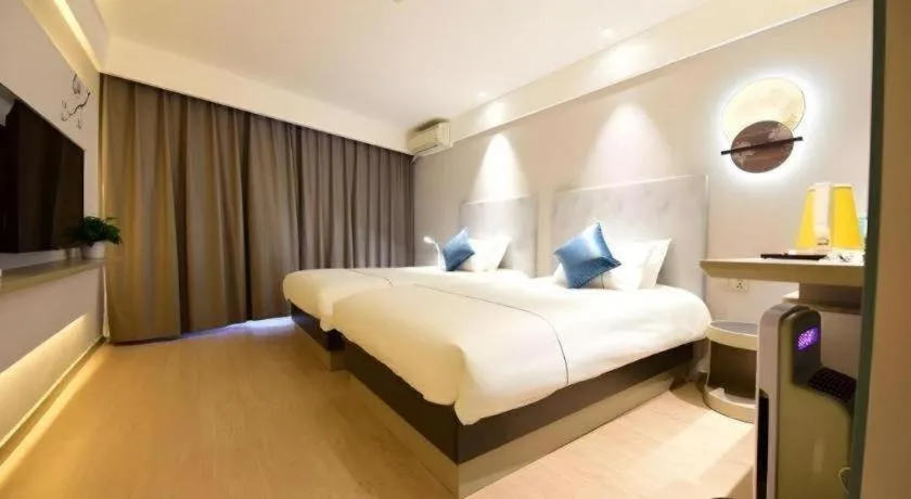 Bed in JinJiang Inn Chendu Taikoo Li Dongfeng Bridge