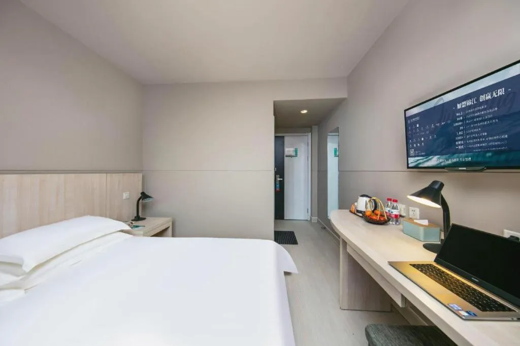 Bed in JinJiang Inn Chendu Taikoo Li Dongfeng Bridge