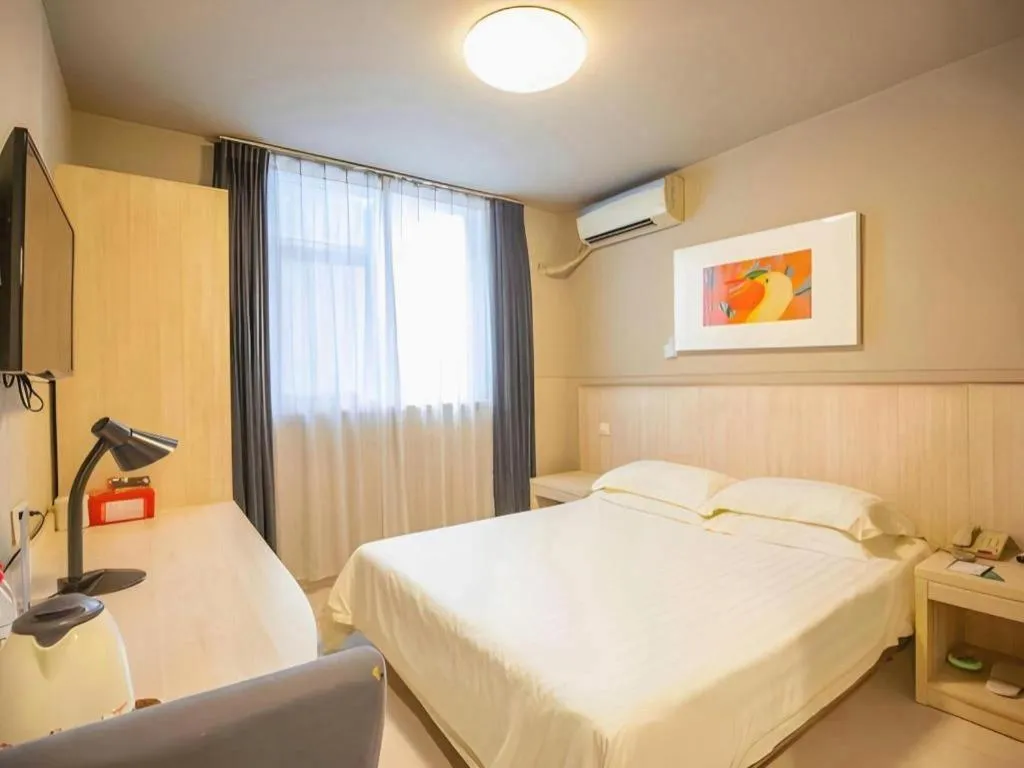 Bed in JinJiang Inn Chendu Taikoo Li Dongfeng Bridge