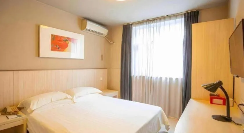 Bed in JinJiang Inn Chendu Taikoo Li Dongfeng Bridge