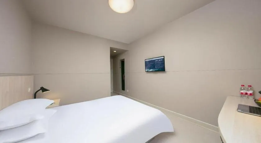 Bed in JinJiang Inn Chendu Taikoo Li Dongfeng Bridge