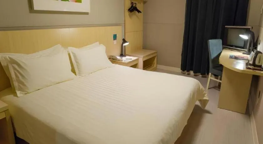 Bed in Jinjiang Inn Shanghai Lujiazui
