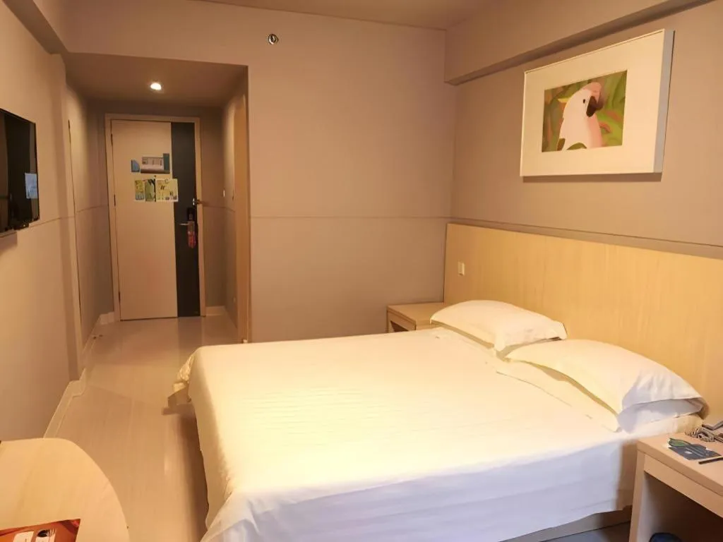 Bed in Jinjiang Inn Shanghai Lujiazui
