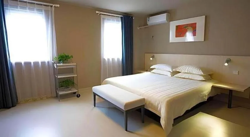 Bed in Jinjiang Inn Shanghai Lujiazui