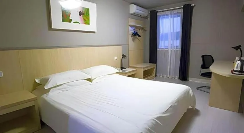 Bed in Jinjiang Inn Shanghai Lujiazui