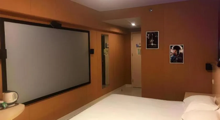 Bed in Jinjiang Inn Shanghai Lujiazui