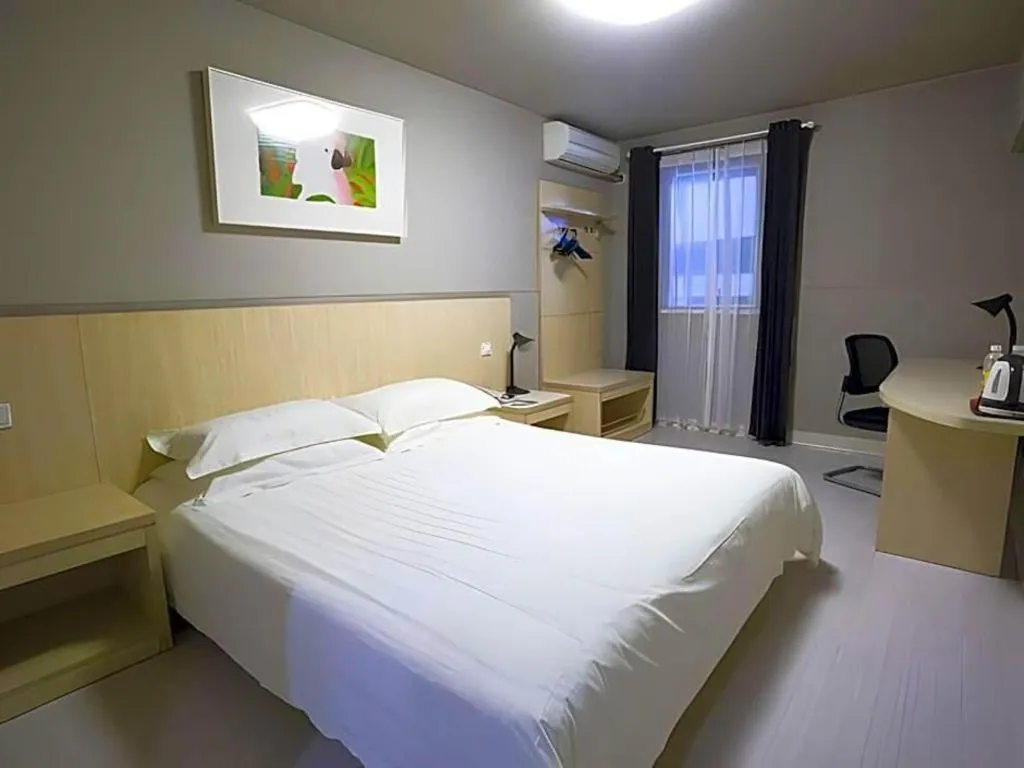 Bed in Jinjiang Inn Shanghai Lujiazui