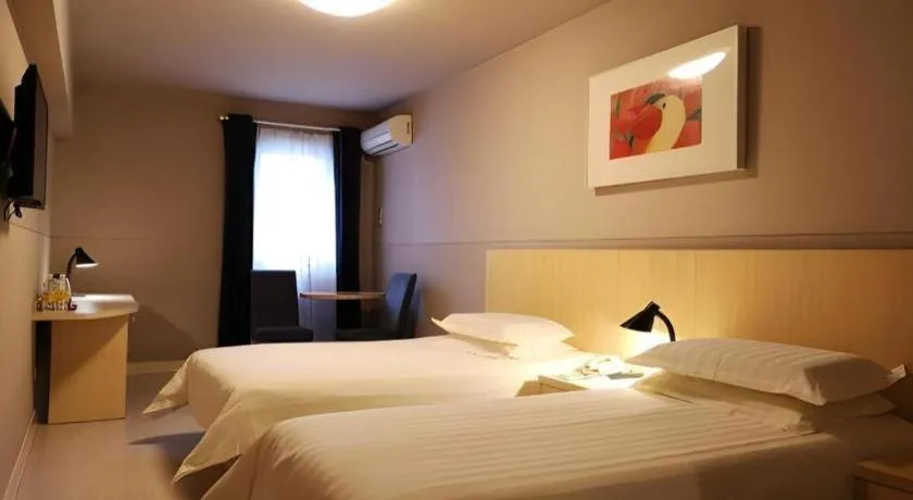 Bed in Jinjiang Inn Shanghai Lujiazui