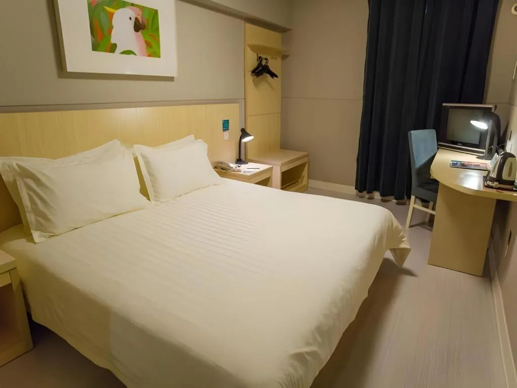 Bed in Jinjiang Inn Shanghai Lujiazui