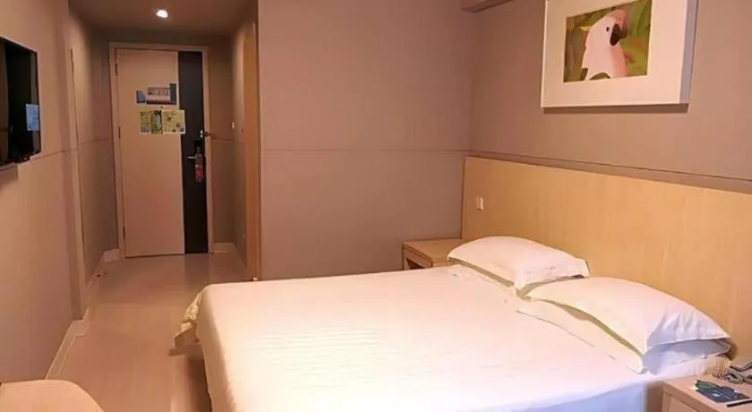 Bed in Jinjiang Inn Shanghai Lujiazui