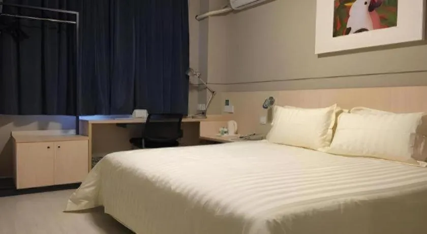 Bed in Jinjiang Inn Shanghai Lujiazui