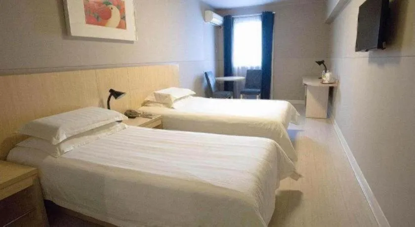 Bed in Jinjiang Inn Shanghai Lujiazui