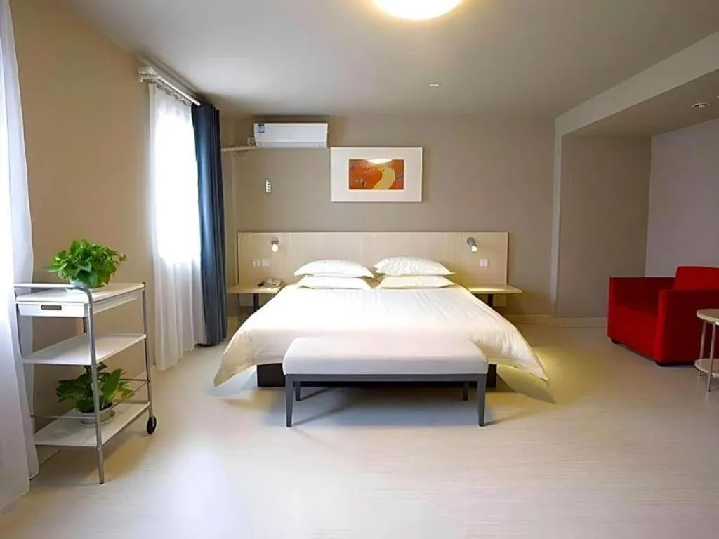 Bed in Jinjiang Inn Shanghai Lujiazui