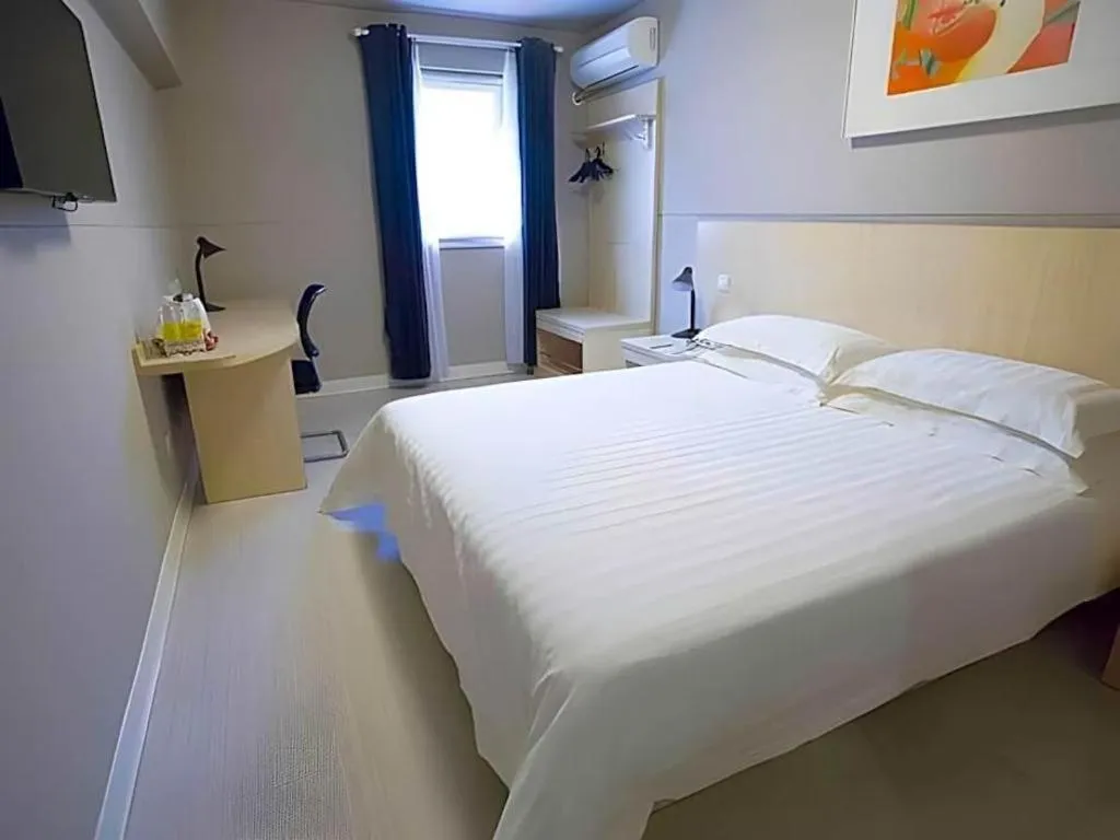 Bed in Jinjiang Inn Shanghai Lujiazui