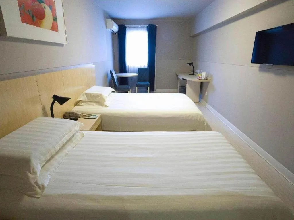 Bed in Jinjiang Inn Shanghai Lujiazui