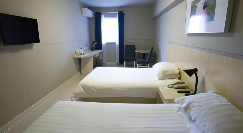 Bed in Jinjiang Inn Shanghai Lujiazui