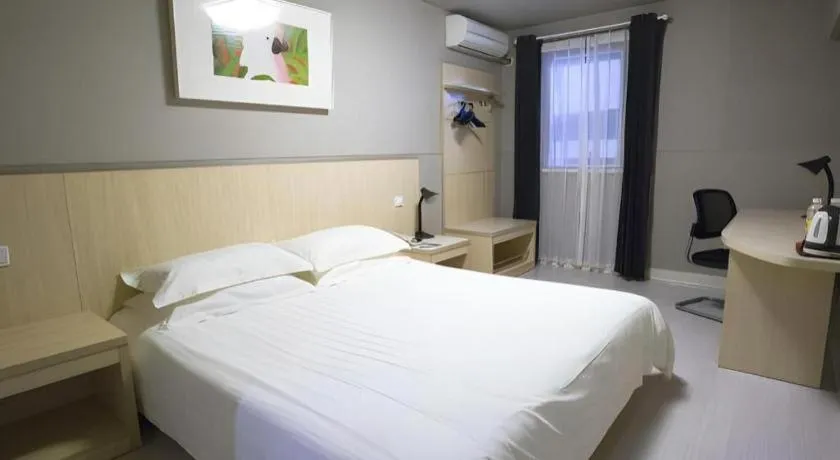 Bed in Jinjiang Inn Shanghai Lujiazui