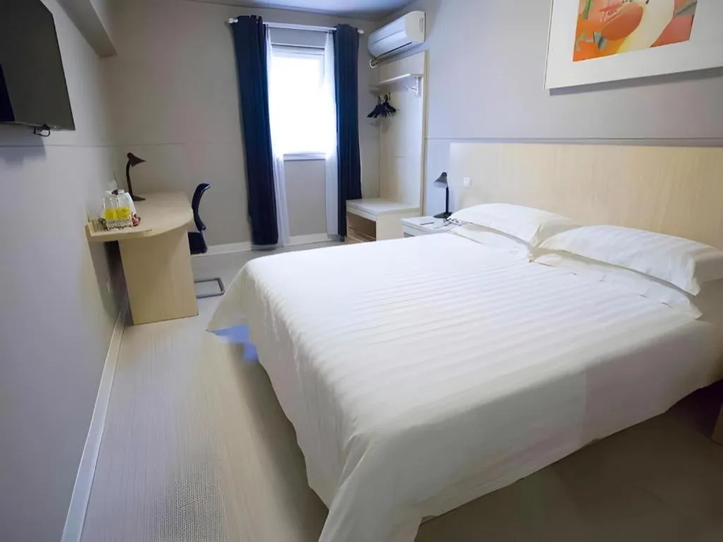 Bed in Jinjiang Inn Shanghai Lujiazui