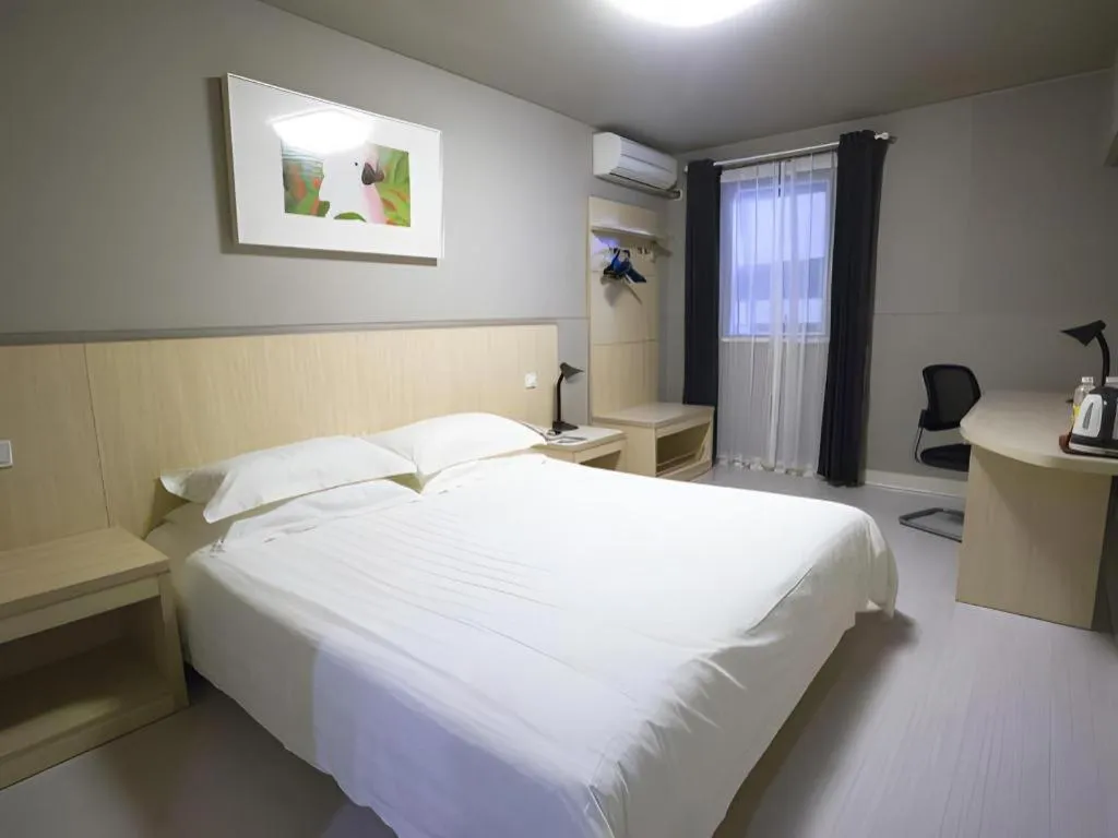 Bed in Jinjiang Inn Shanghai Lujiazui