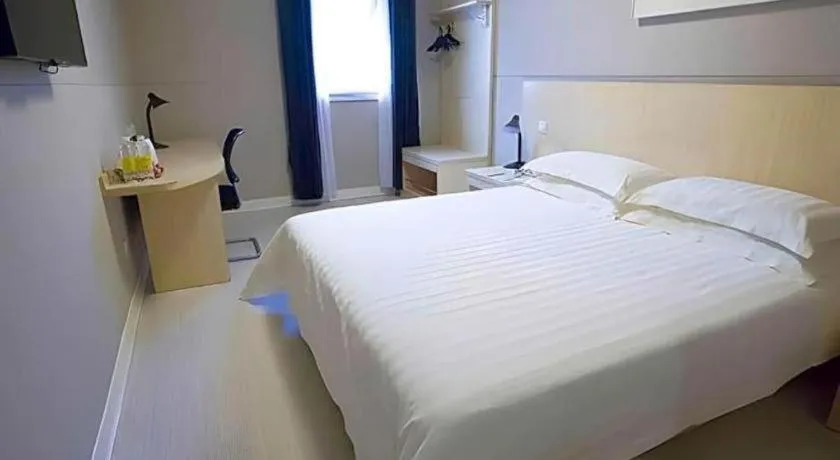 Bed in Jinjiang Inn Shanghai Lujiazui