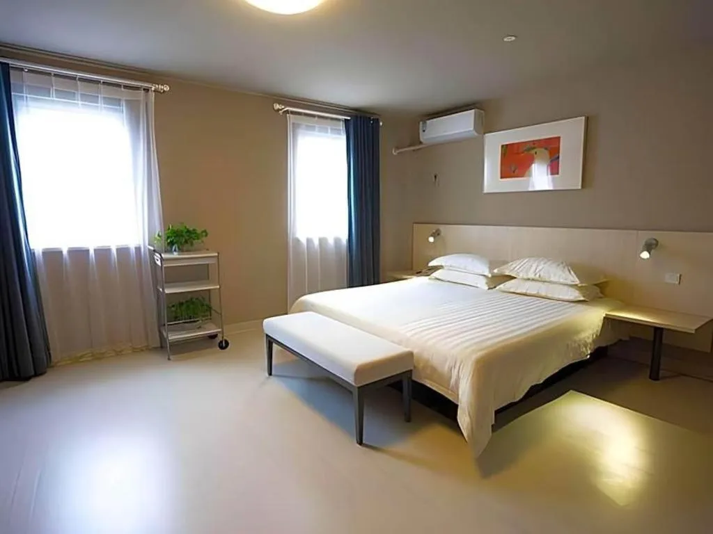 Bed in Jinjiang Inn Shanghai Lujiazui