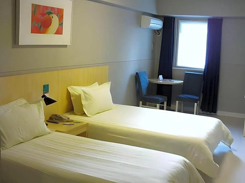 Bed in Jinjiang Inn Shanghai Lujiazui