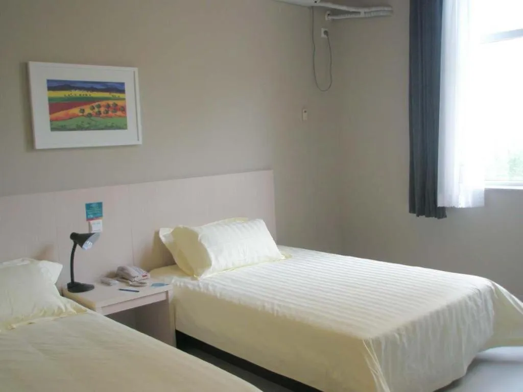 Bed in Jinjiang Inn Shenyang Northeastern University