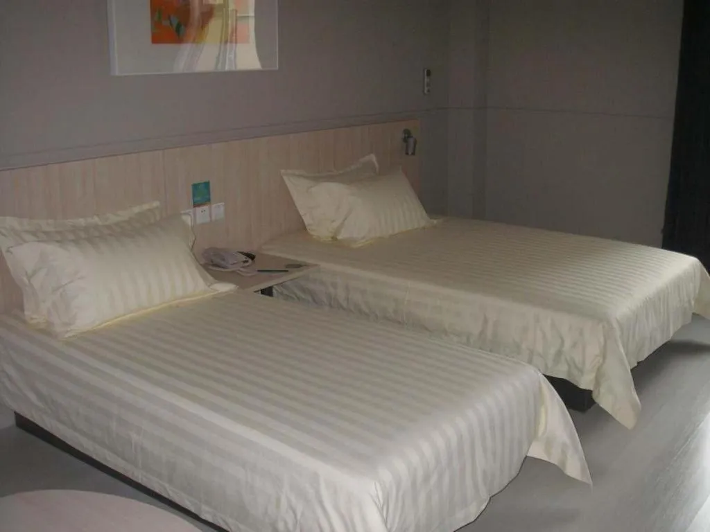 Bed in Jinjiang Inn Shenyang Northeastern University