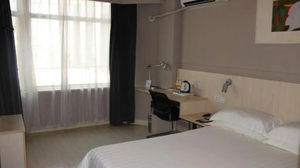 Bed in Jinjiang Inn Wuhan Wansongyuan Food Street Qushui Building