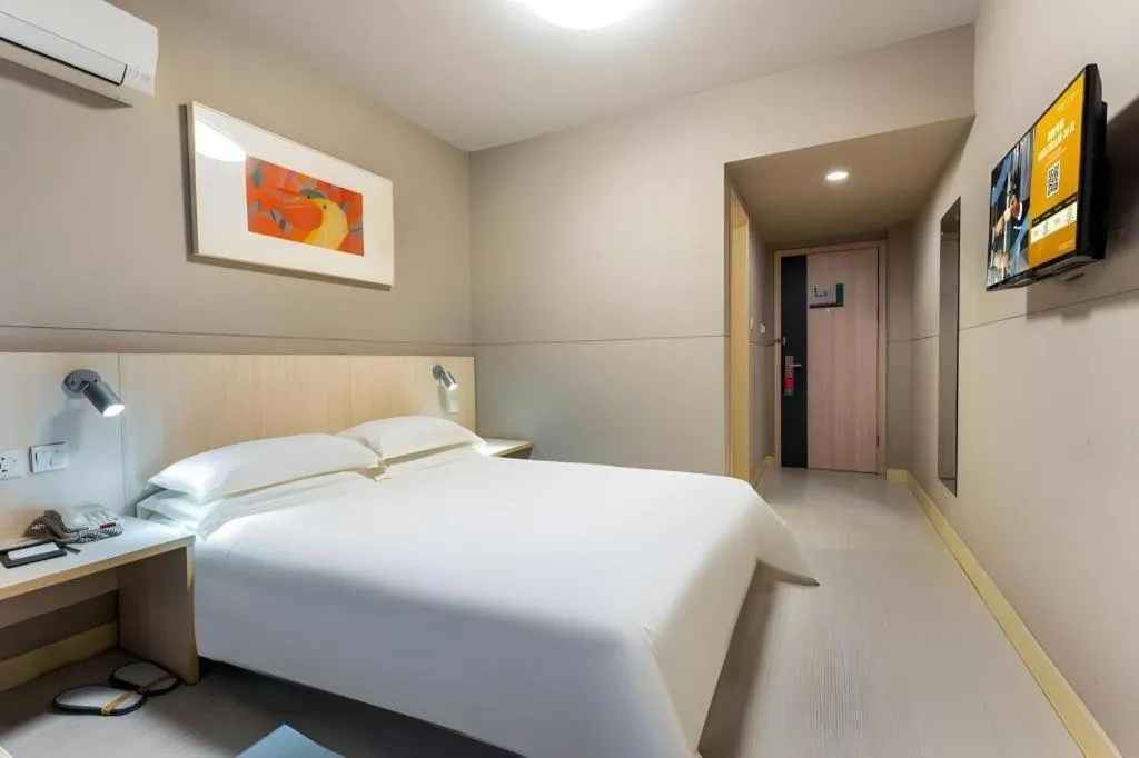 Bed in Jinjiang Inn Wuhan Wansongyuan Food Street Qushui Building