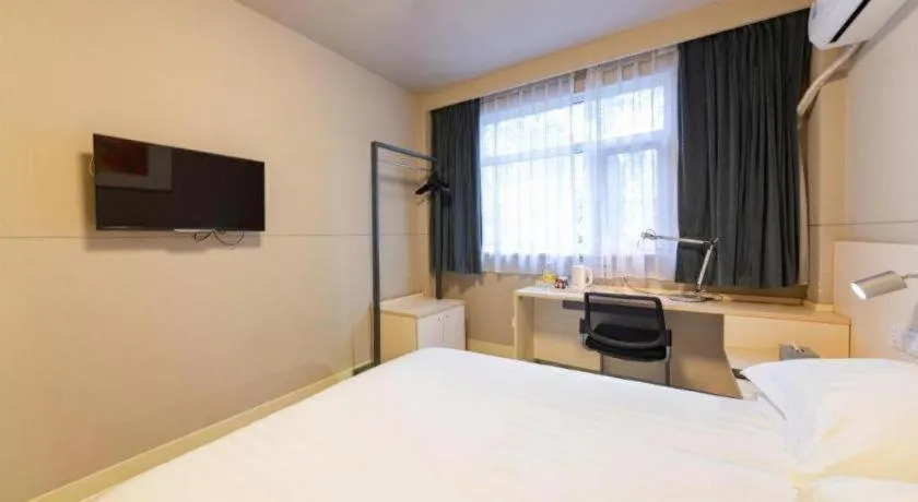 Bed in Jinjiang Inn Wuhan Wansongyuan Food Street Qushui Building