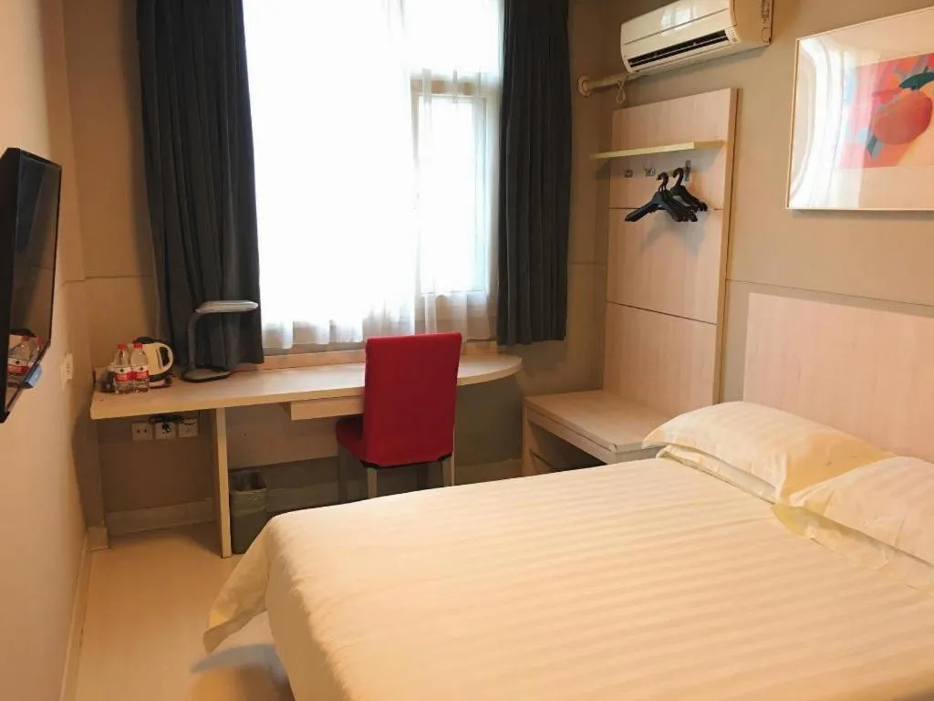 Bed in Jinjiang Inn Wuhan Wansongyuan Food Street Qushui Building