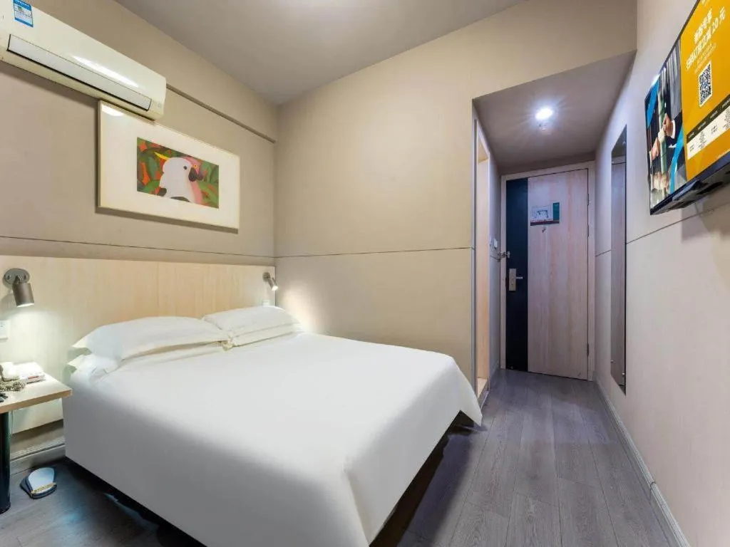 Bed in Jinjiang Inn Wuhan Wansongyuan Food Street Qushui Building