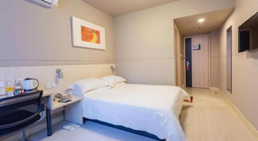 Bed in Jinjiang Inn Wuhan Wansongyuan Food Street Qushui Building