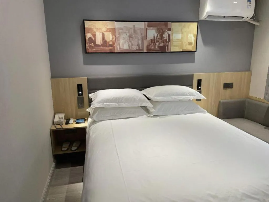 Bed in Jinjiang Inn Wuhan Wansongyuan Food Street Qushui Building