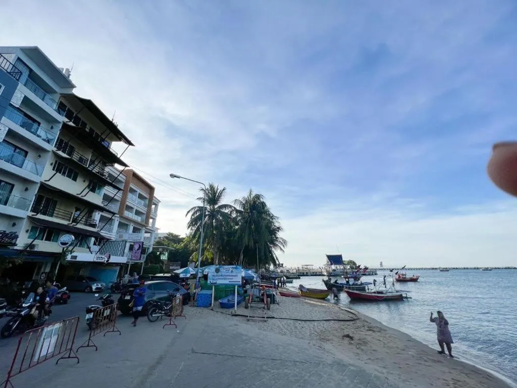 Nana Chat Bangsaen Hotel