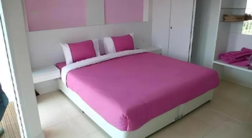 Bed in Nana Chat Bangsaen Hotel