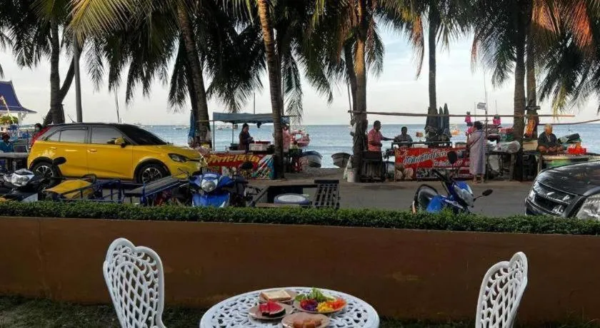 Nana Chat Bangsaen Hotel