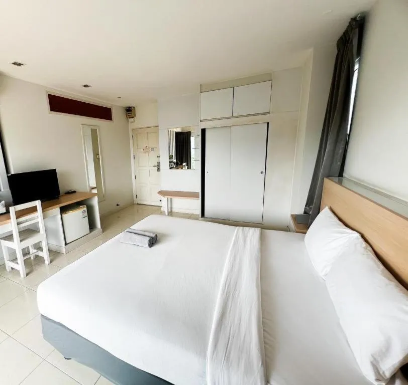 Bed in Nana Chat Bangsaen Hotel